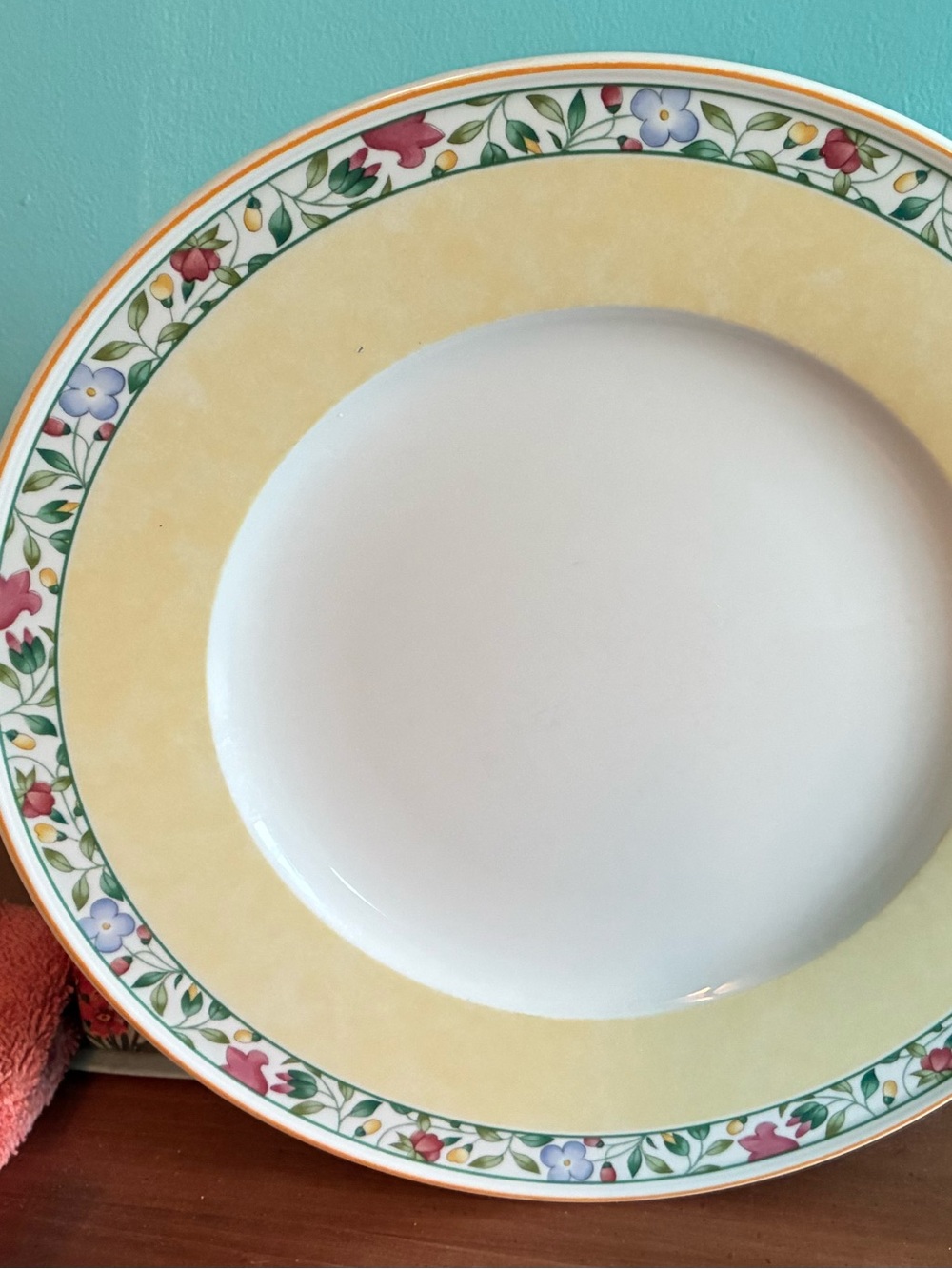 Villeroy and Boch dinner plate. Virginia style. Beautiful yellow border & flower